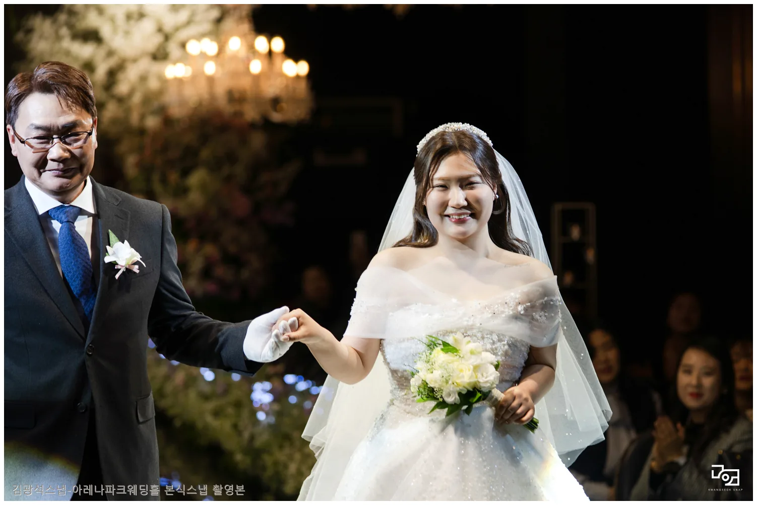 아레나파크웨딩홀 입장 직전, 빛이 달라지는 순간 본식스냅 14