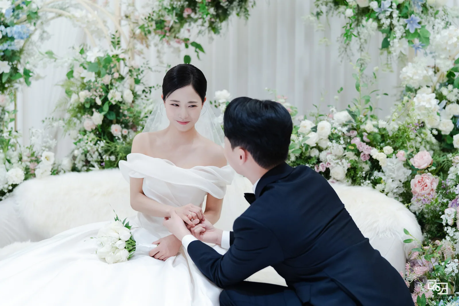 신부대기실에서 신랑님이 신부님을 바라보는 장면