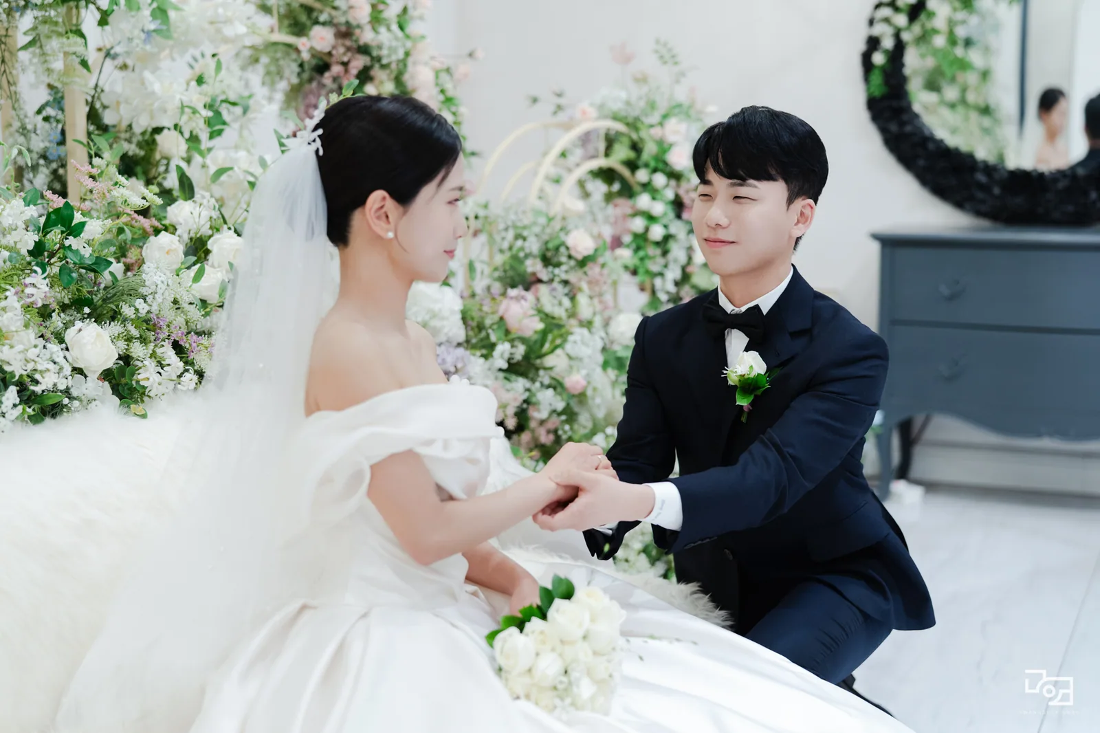 신부대기실에서 손을 맞잡은 신랑신부님