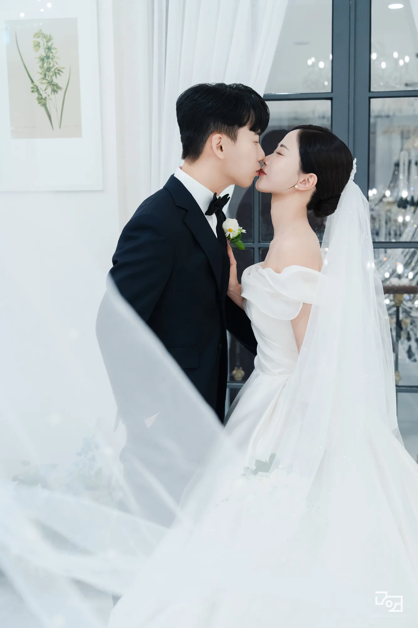 대기실에서 서로 가까이 선 신랑신부님