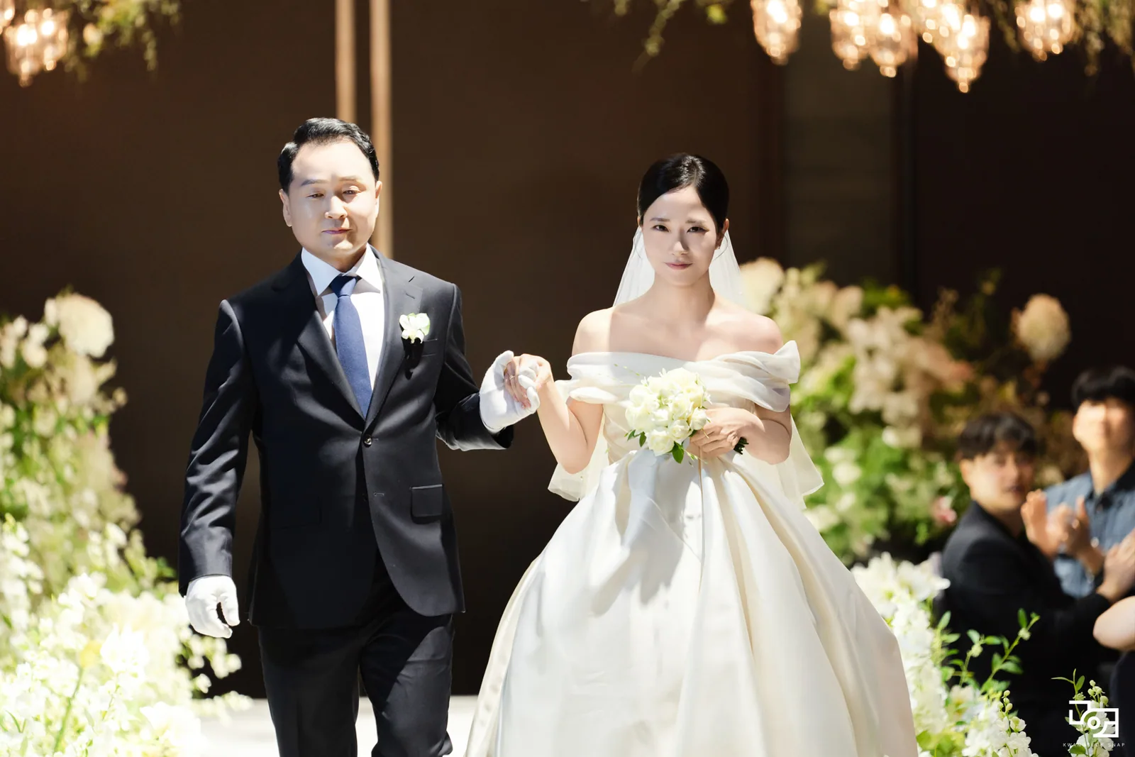 가족과 함께 미엘르홀에 입장하는 신부님