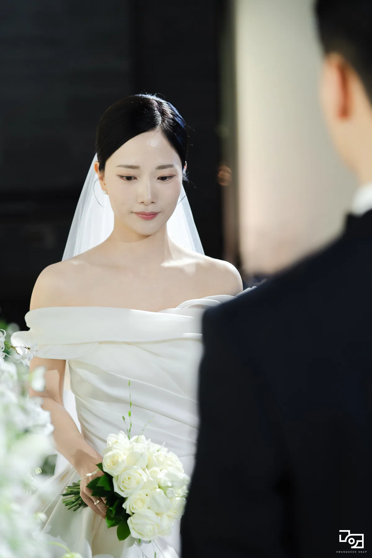 예식 중 신랑님을 바라보는 신부님의 표정