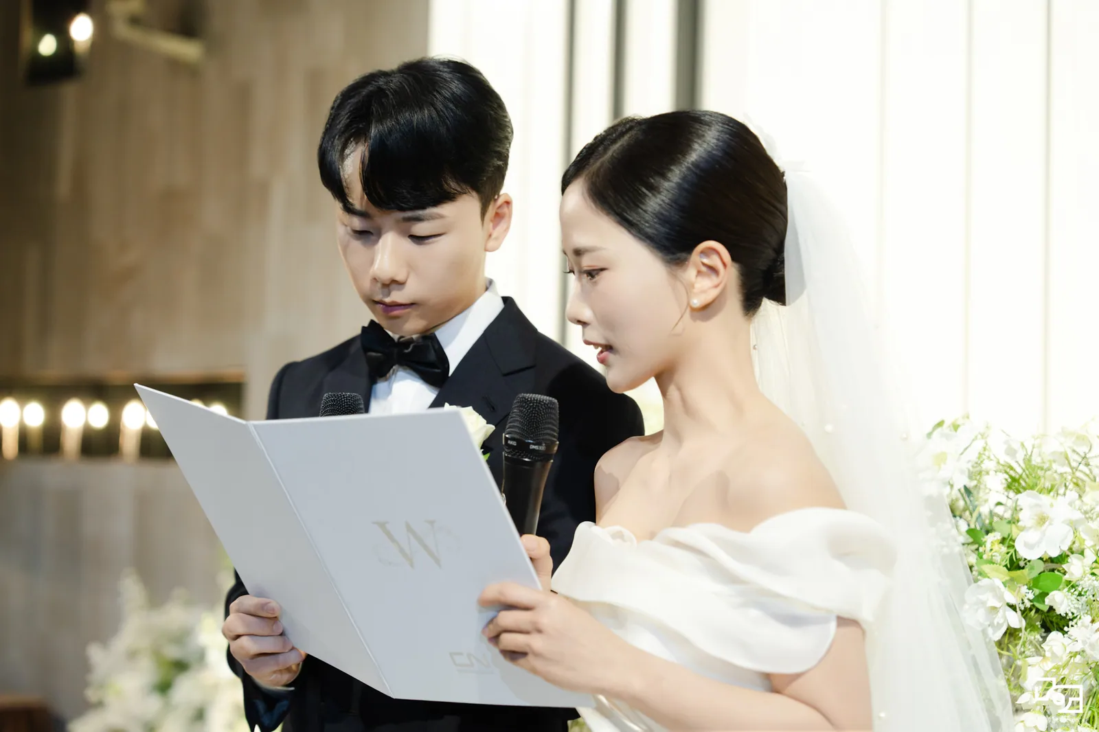 혼인서약서를 함께 읽는 신랑신부님