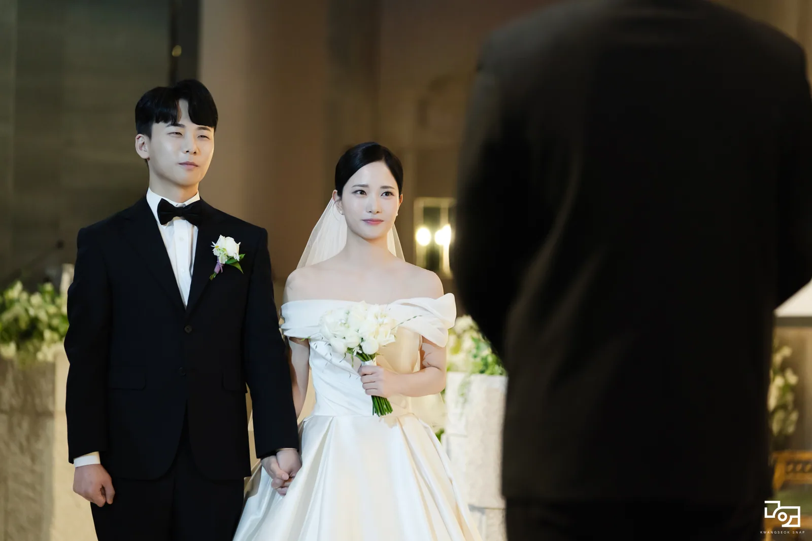 예식 중 함께 서 있는 신랑신부님