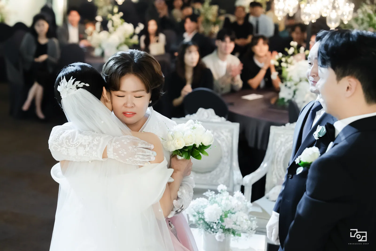 예식 중 가족과 포옹하는 신부님