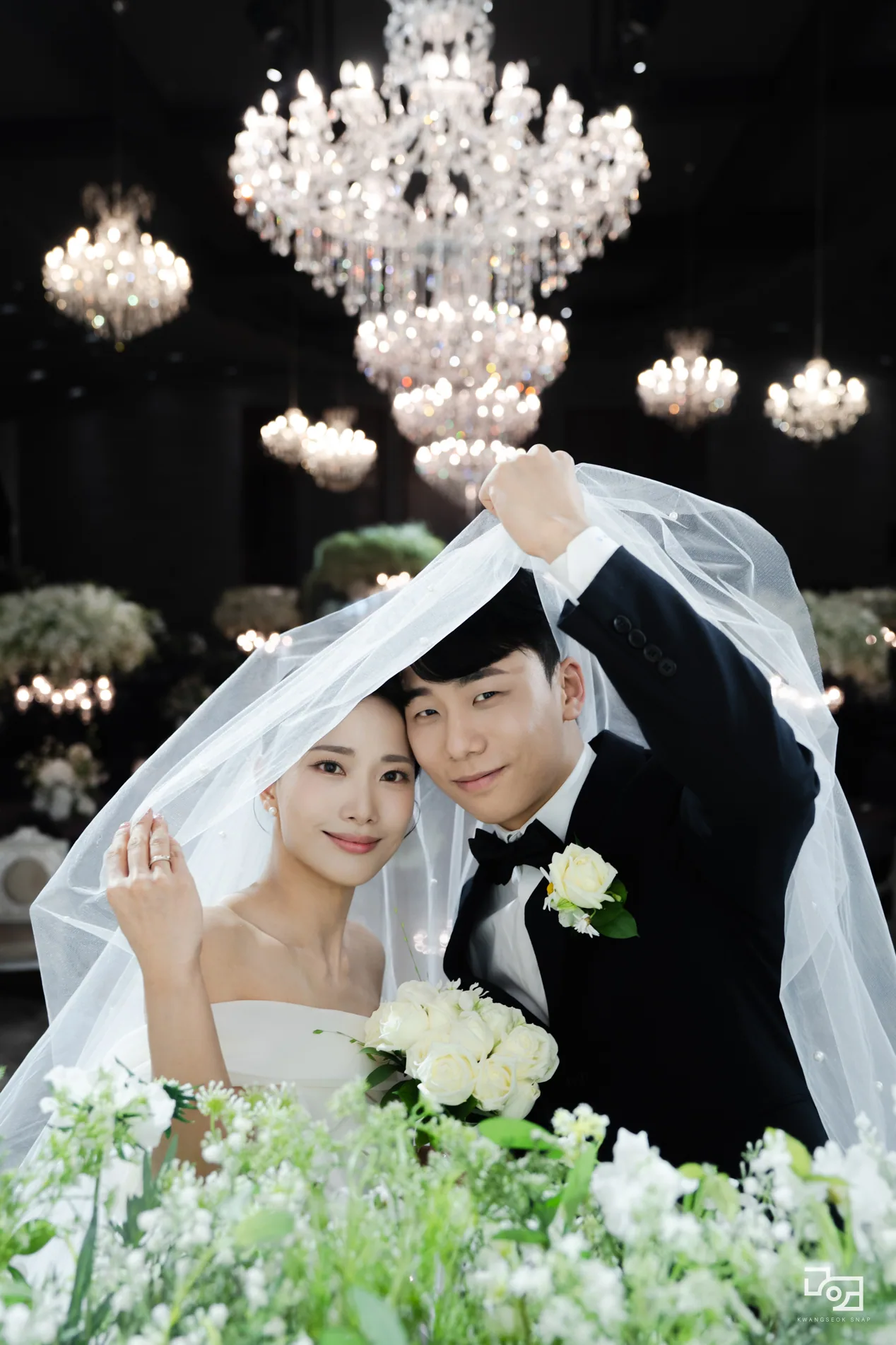 미엘르홀 샹들리에 아래 베일을 든 신랑신부님