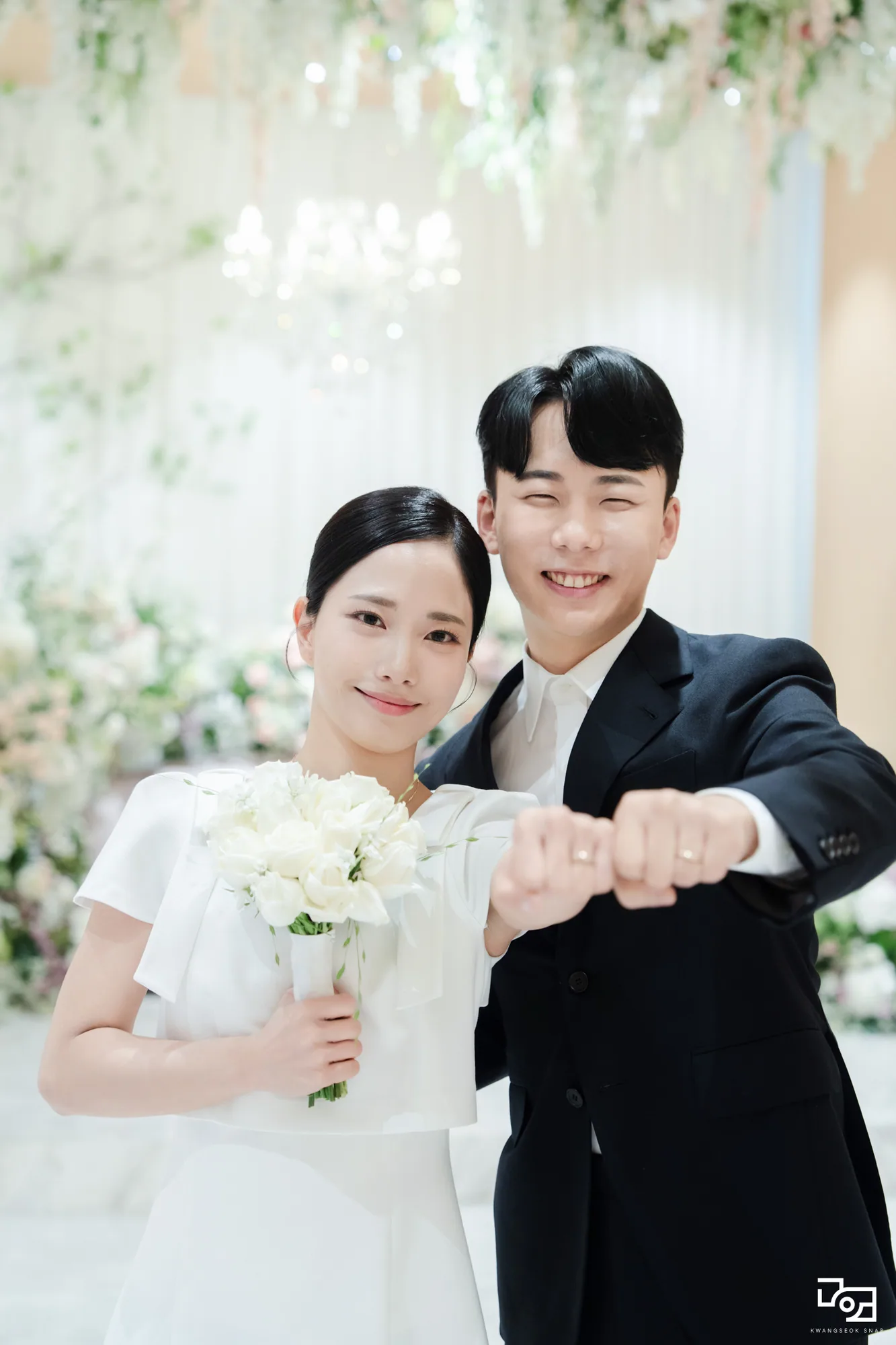 화이트톤 대기실에서 함께 포즈를 취한 신랑신부님