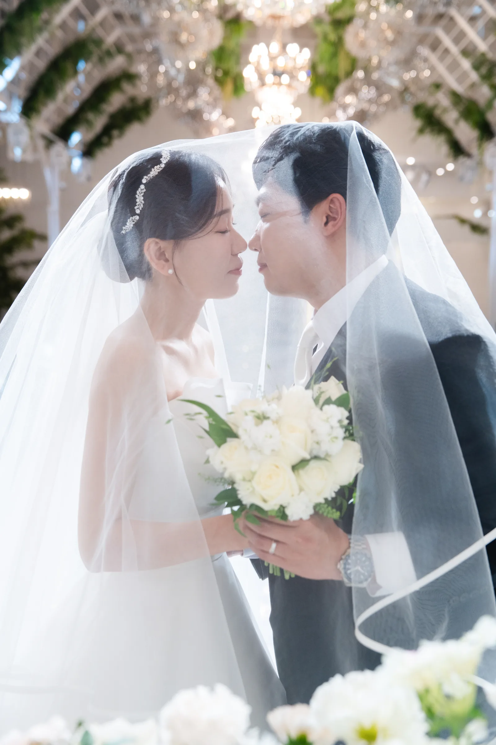 베일 아래 마주 본 신랑신부님 본식스냅