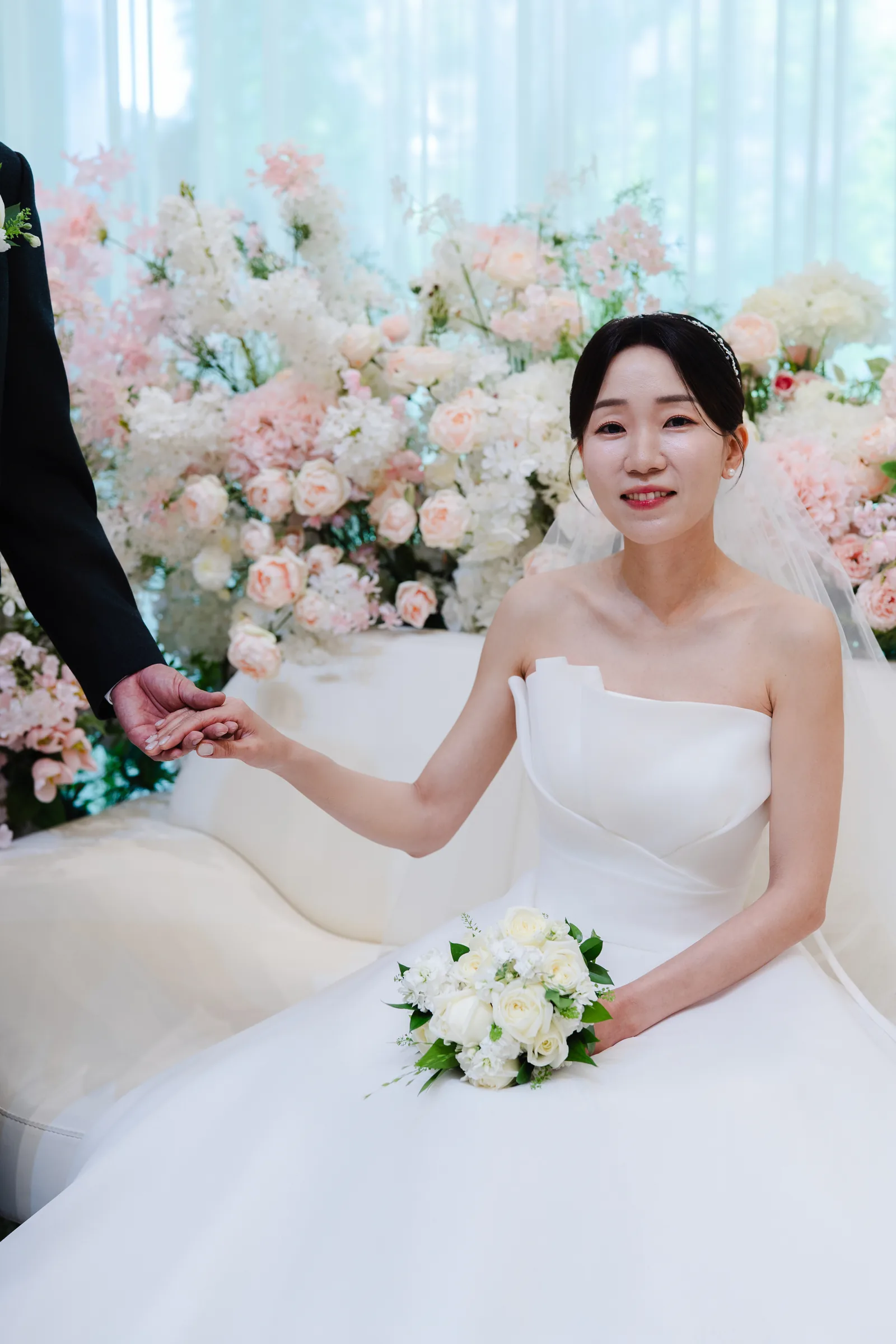 신부대기실에서 손을 맞잡는 가족