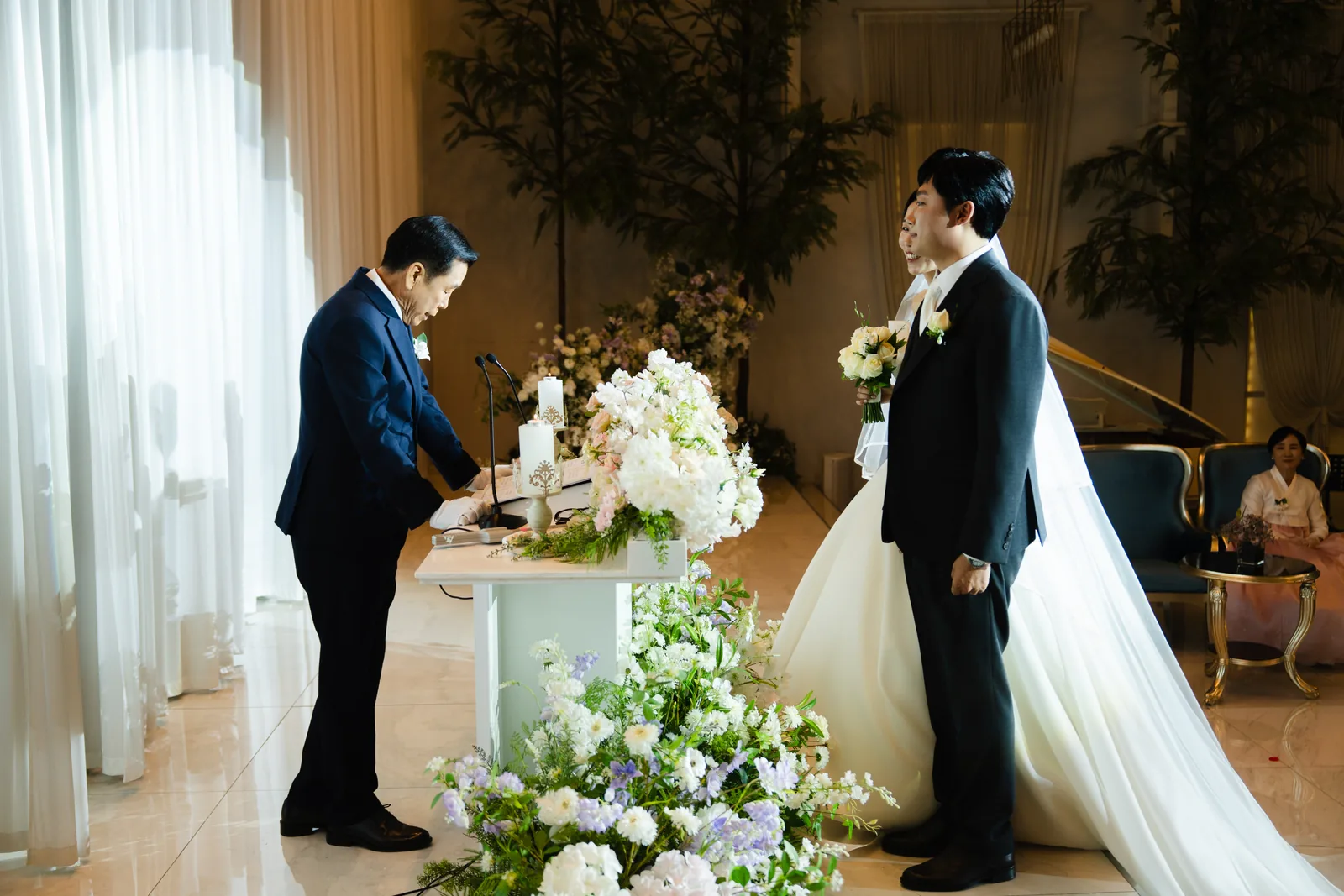 예식 무대에서 부모님께 인사하는 신랑신부님