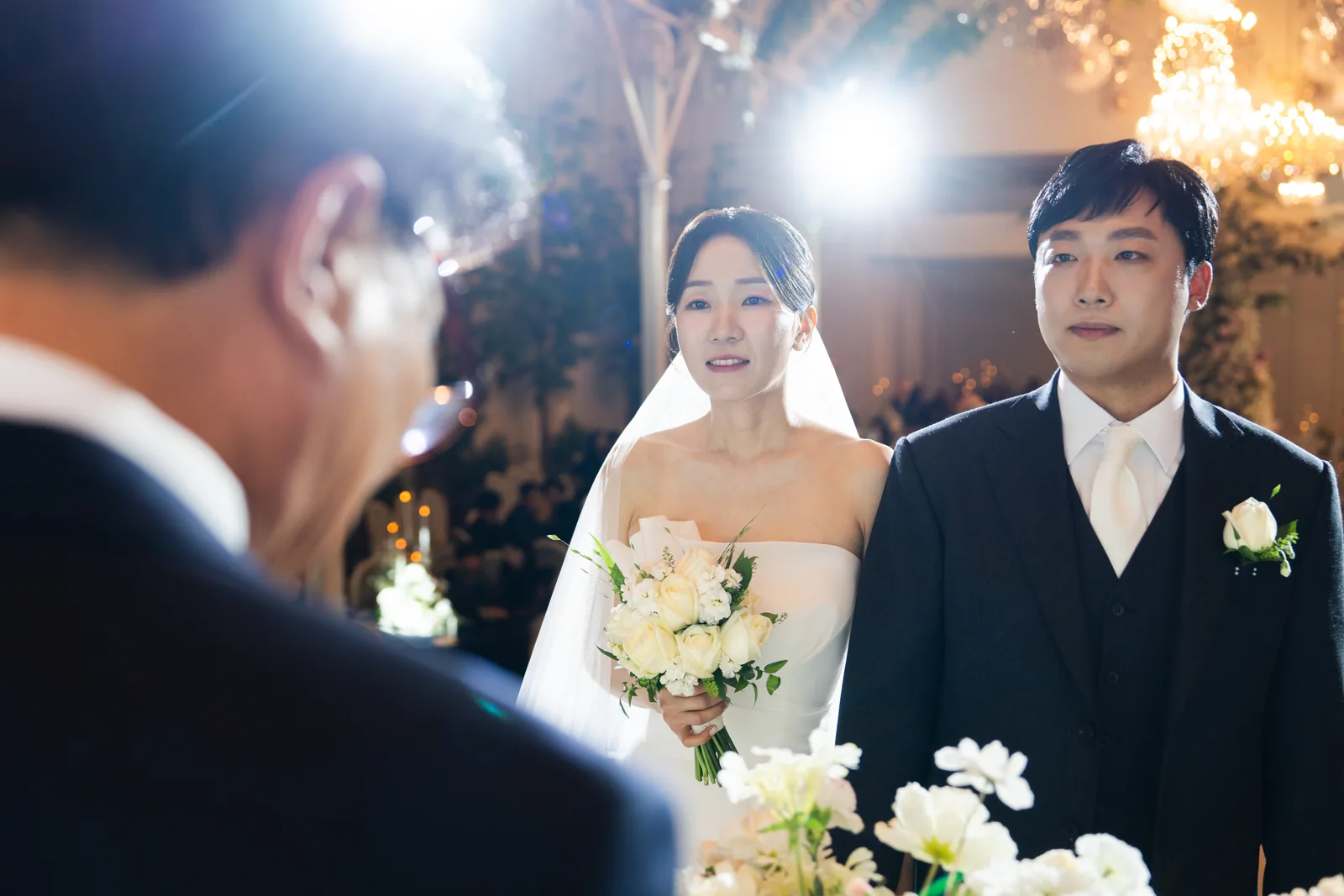 본식 중 나란히 선 신랑신부님의 표정