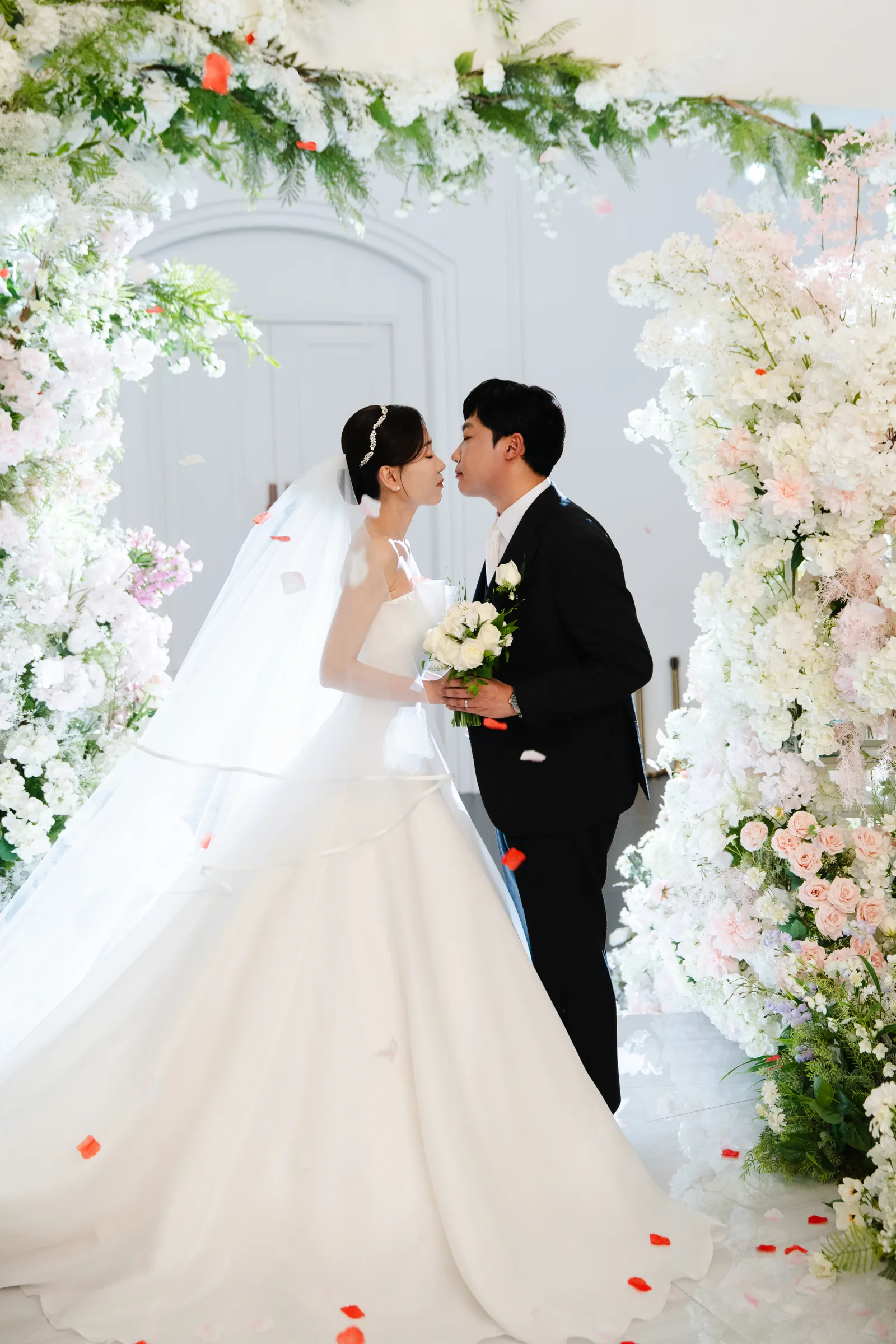 꽃잎이 흩날리는 순간 입맞추는 신랑신부님