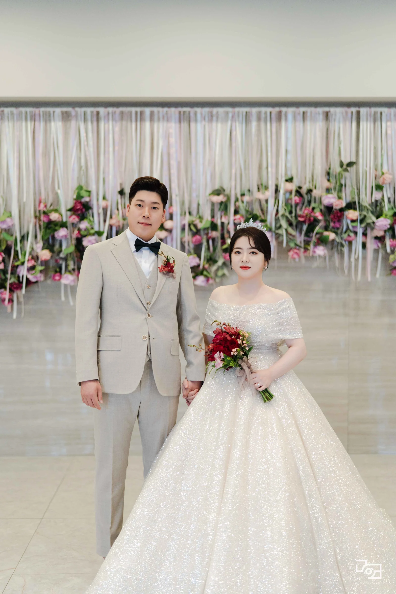 메리빌리아 로비 통창 앞 신랑신부님 전신 촬영
