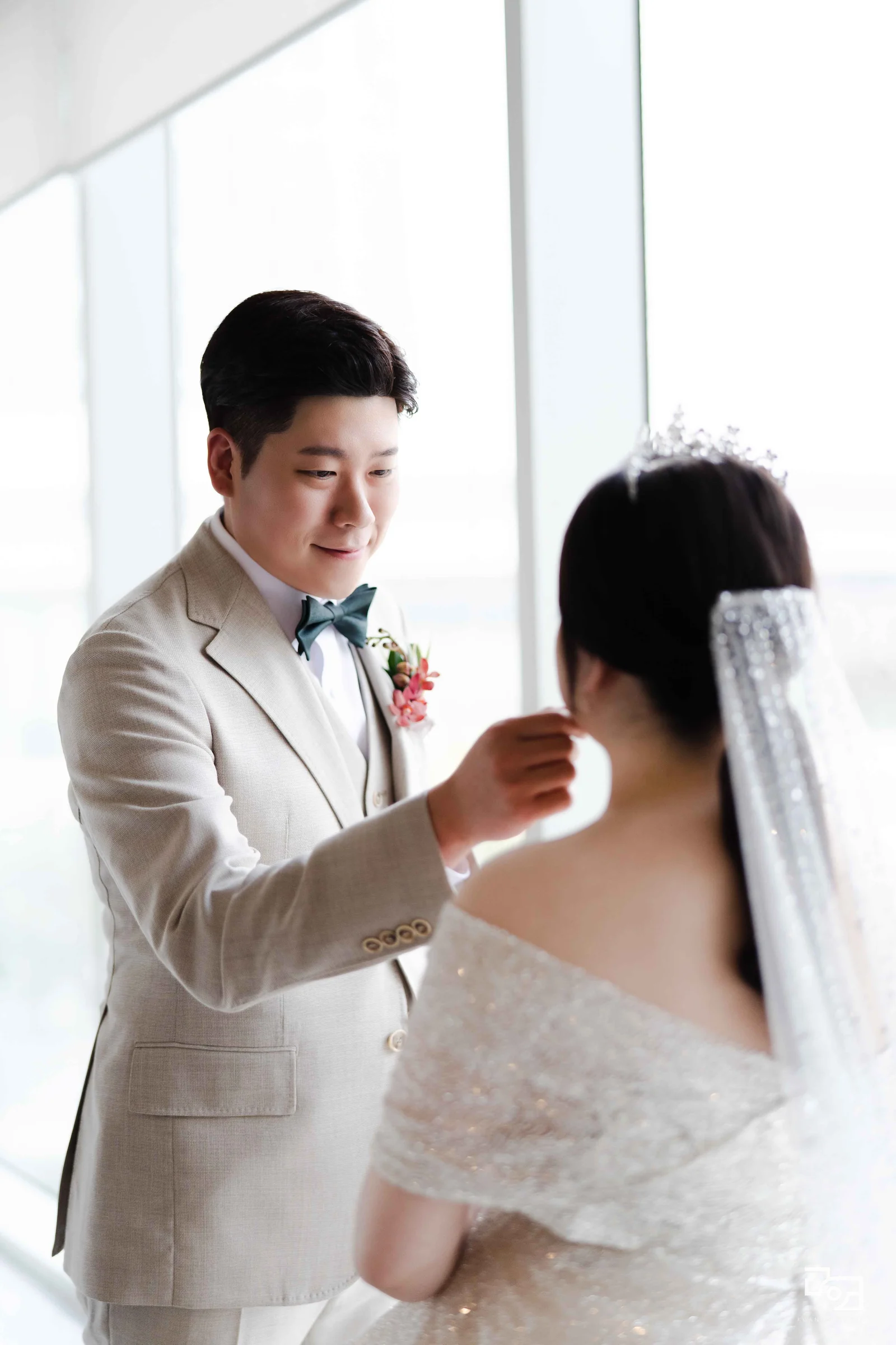 자연광이 드는 로비에서 마주 본 신랑신부님