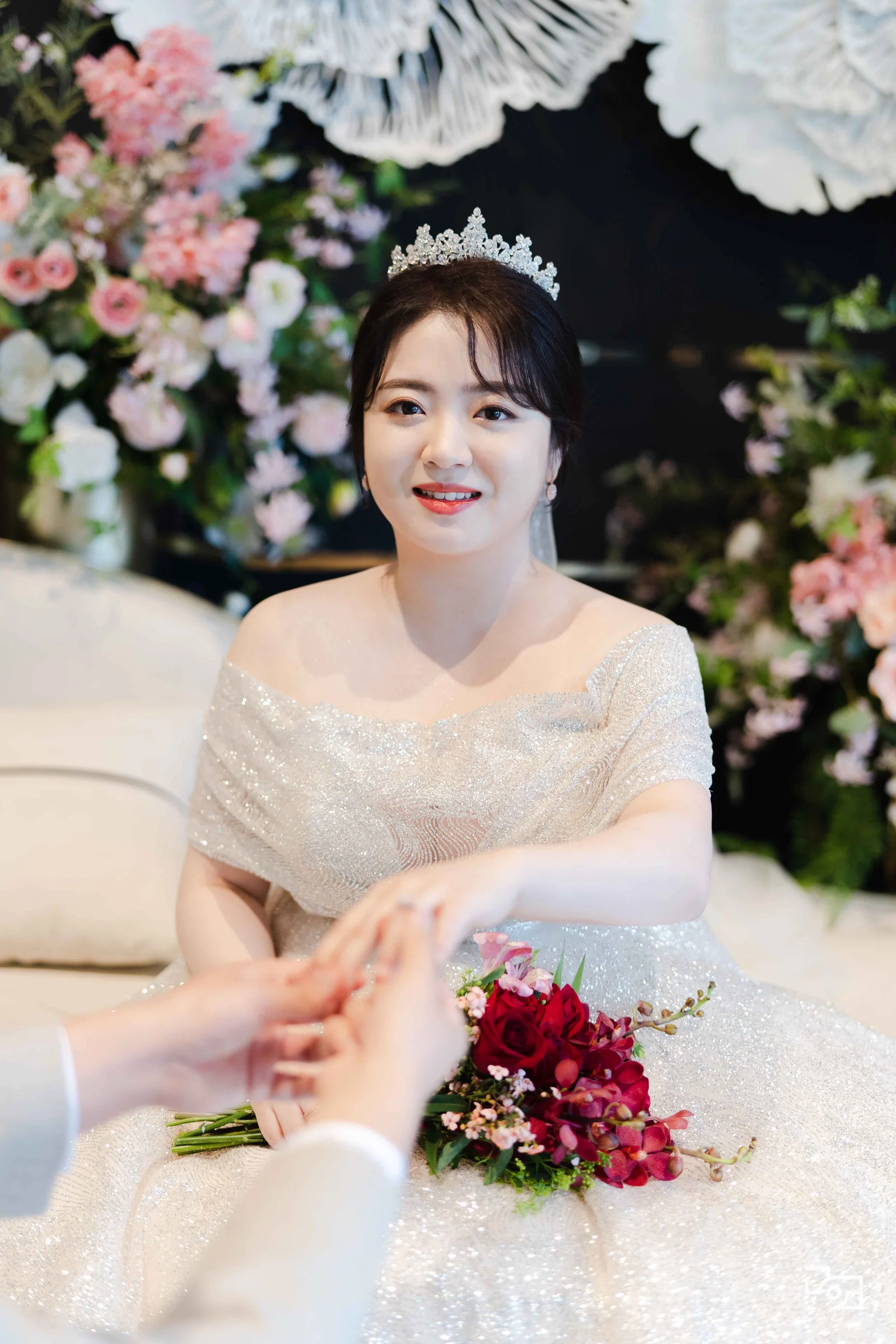 부케를 든 신부님과 흰 커튼 장식