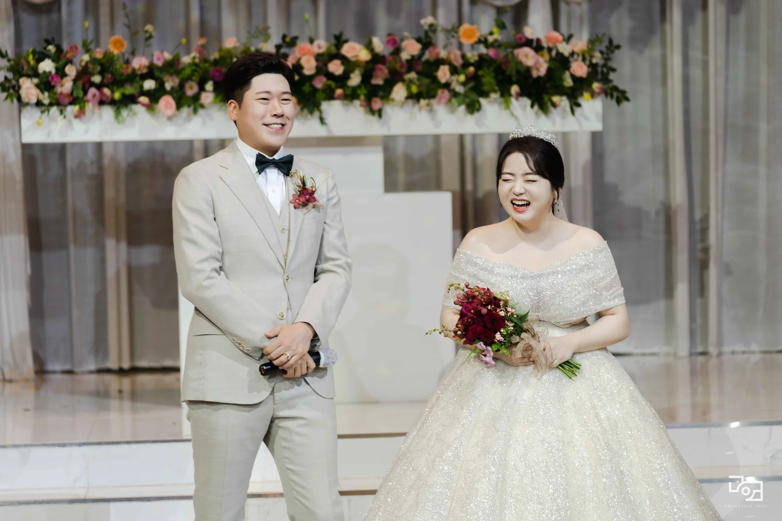 본식장 조명 아래 마주 본 신랑신부님