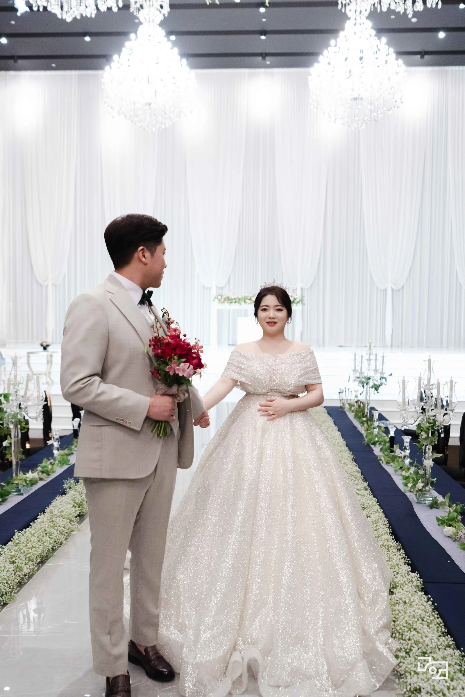 흰 꽃장식 사이 신부님 세로 사진