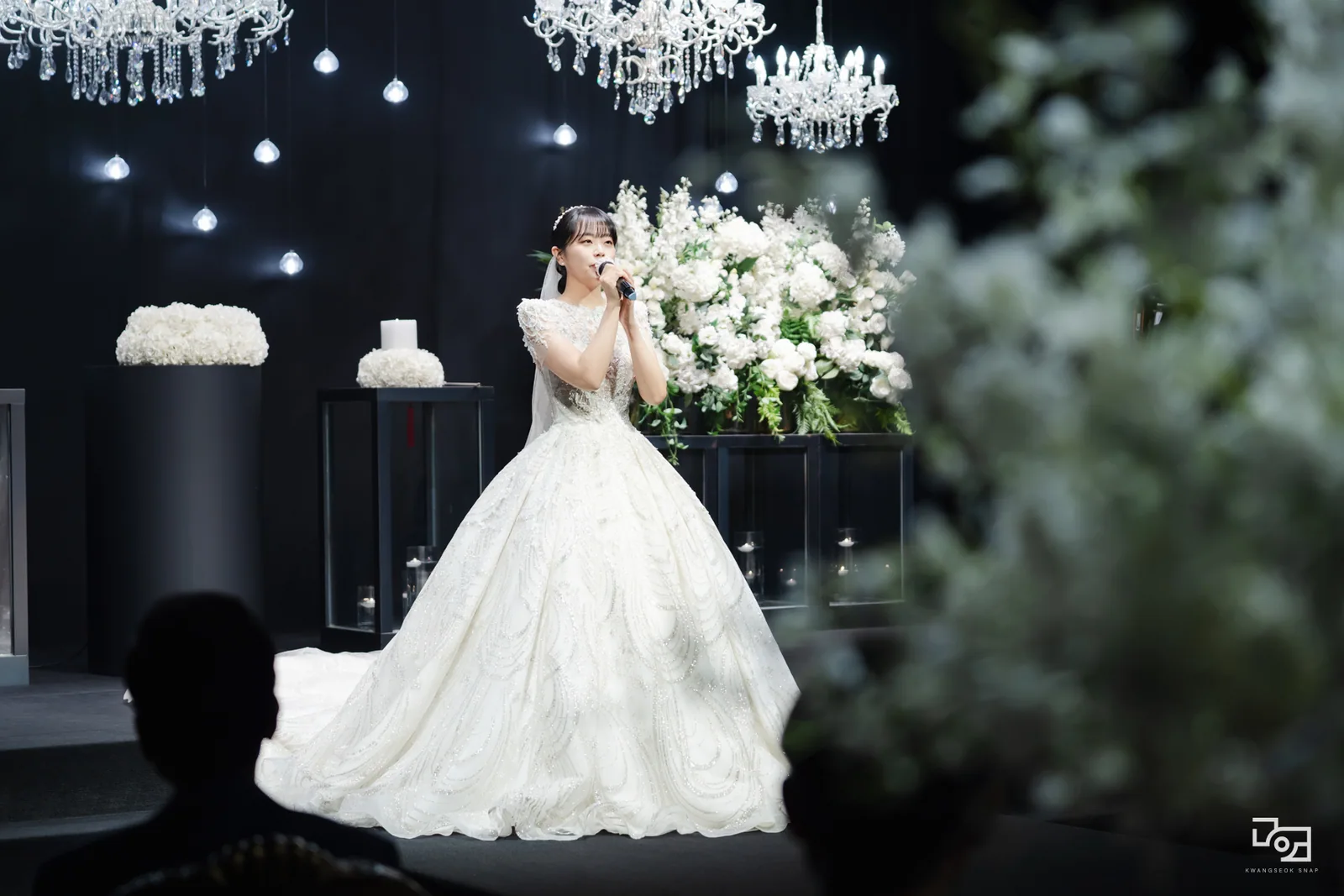 삼산월드컨벤션 어두운 홀 본식스냅 01