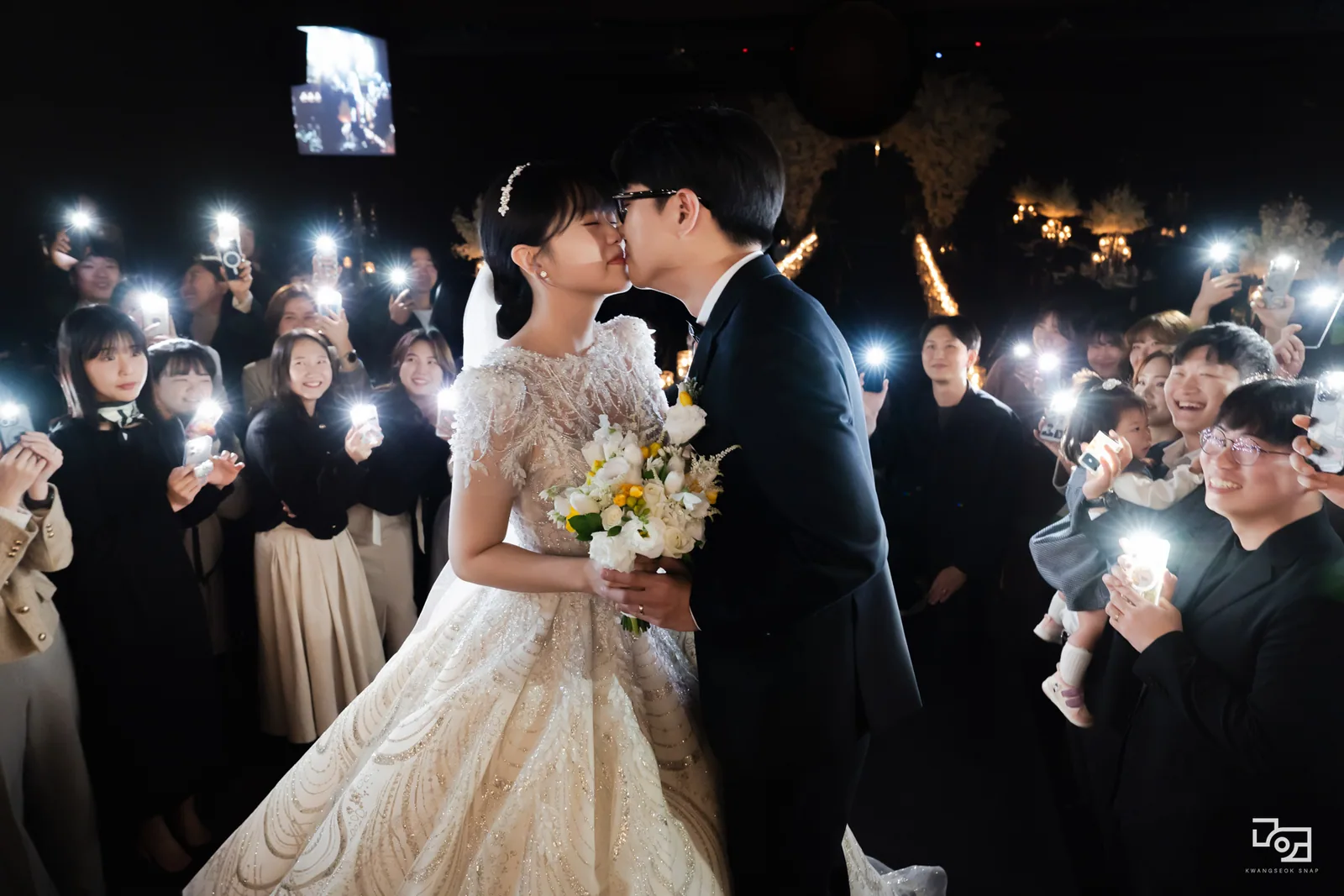 삼산월드컨벤션 폰라이트 행진 본식스냅 01