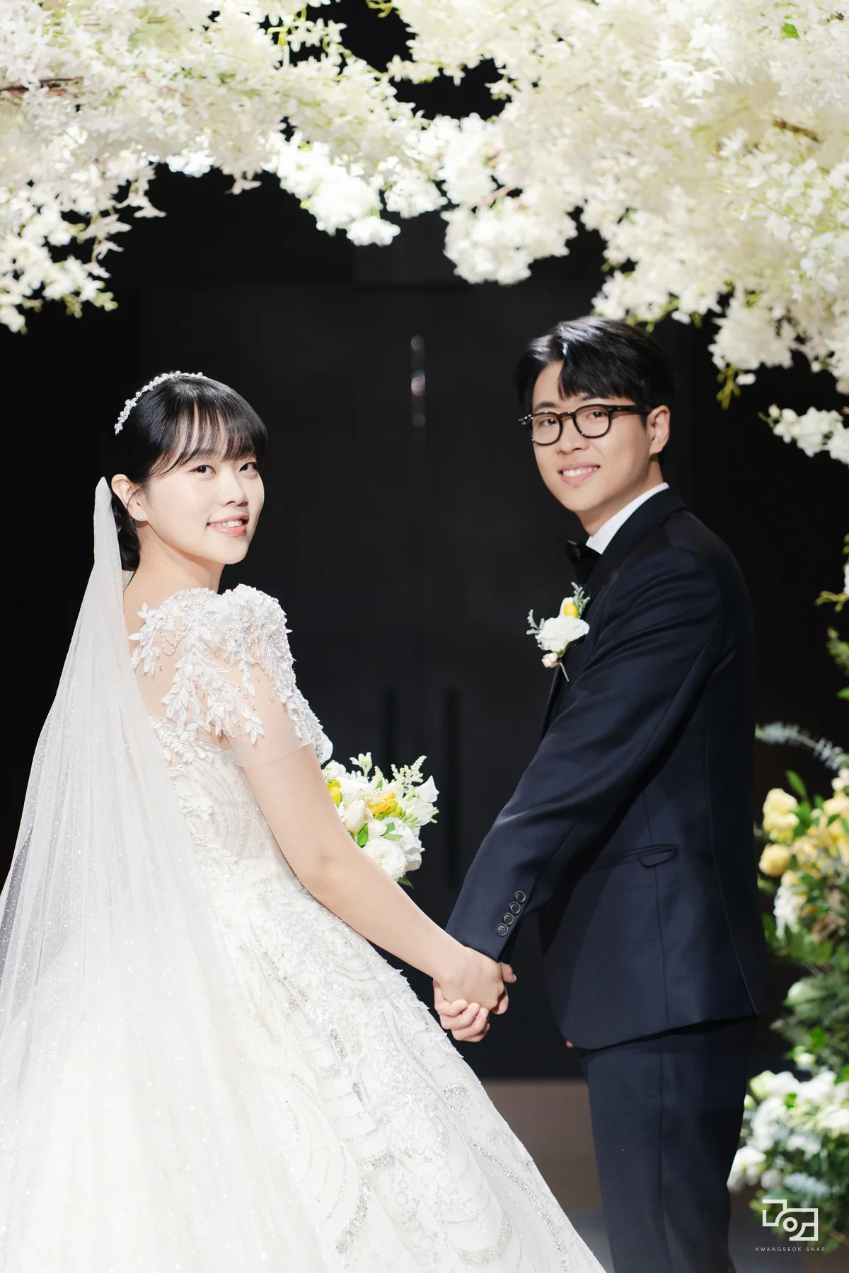 삼산월드컨벤션 꽃 아치 연출 본식스냅 01
