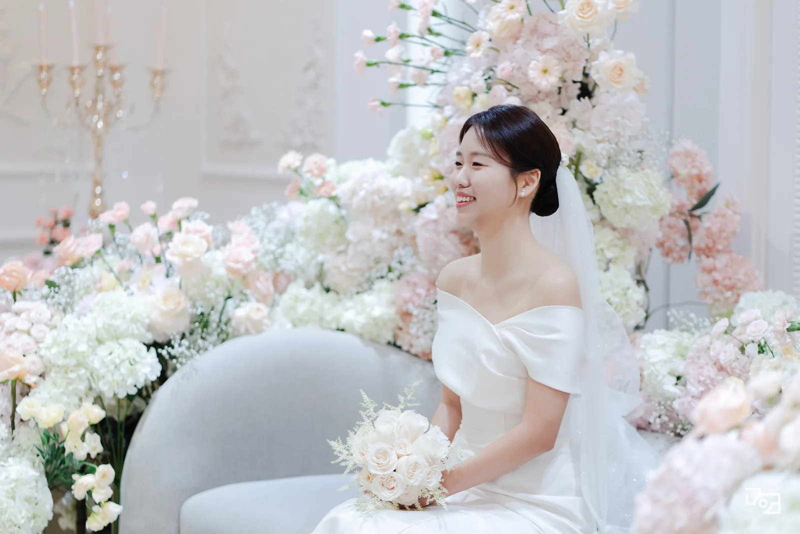 상록아트홀 그랜드볼룸 화이트 대기실에서 차분하게 본식스냅 06