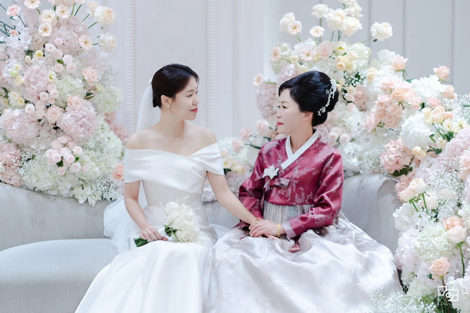 상록아트홀 그랜드볼룸 화이트 대기실에서 차분하게 본식스냅 07