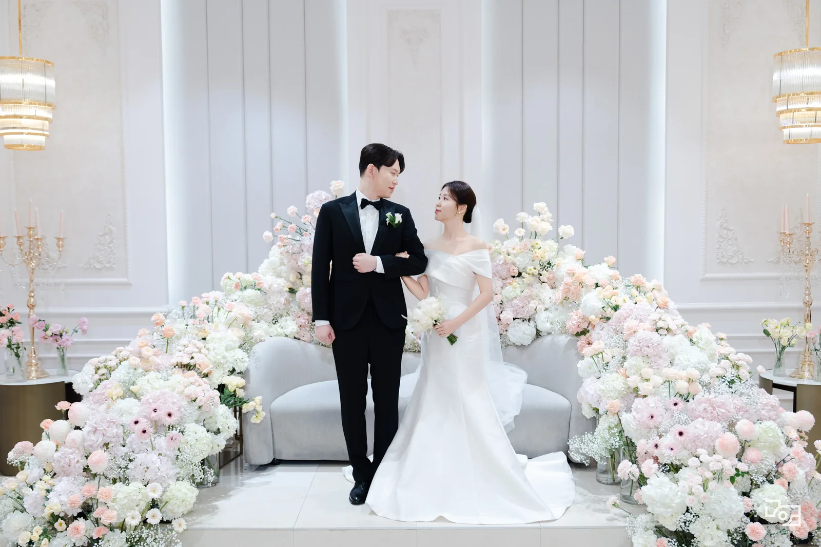 상록아트홀 그랜드볼룸 화이트 대기실에서 차분하게 본식스냅 08