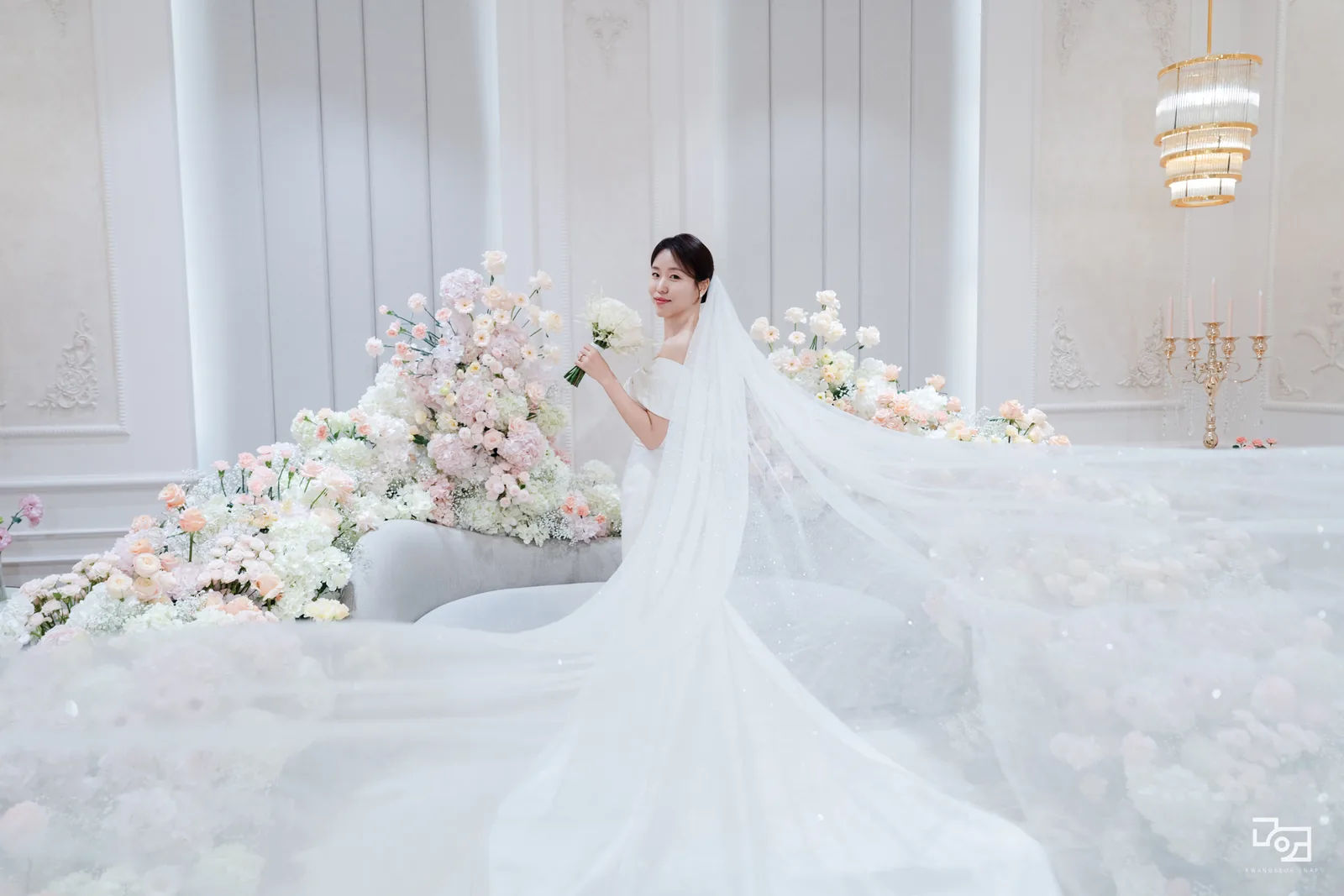 상록아트홀 그랜드볼룸 화이트 대기실에서 차분하게 본식스냅 09