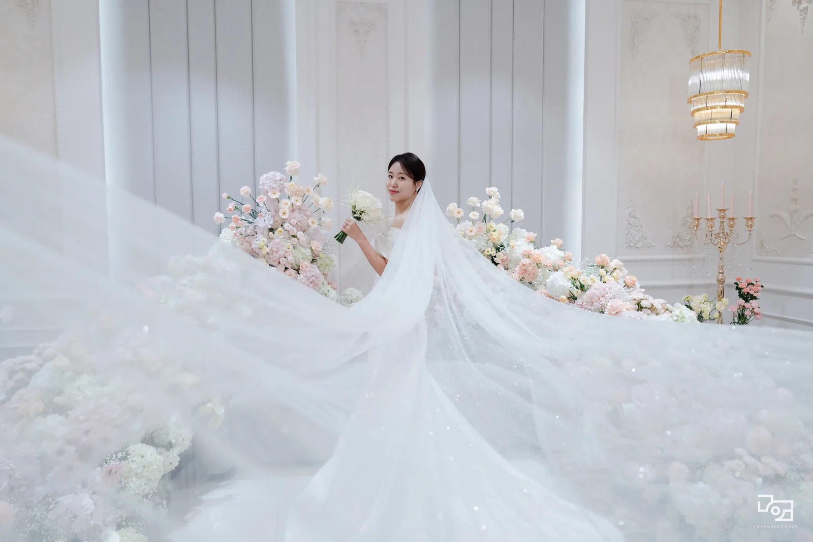 상록아트홀 그랜드볼룸 화이트 대기실에서 차분하게 본식스냅 10