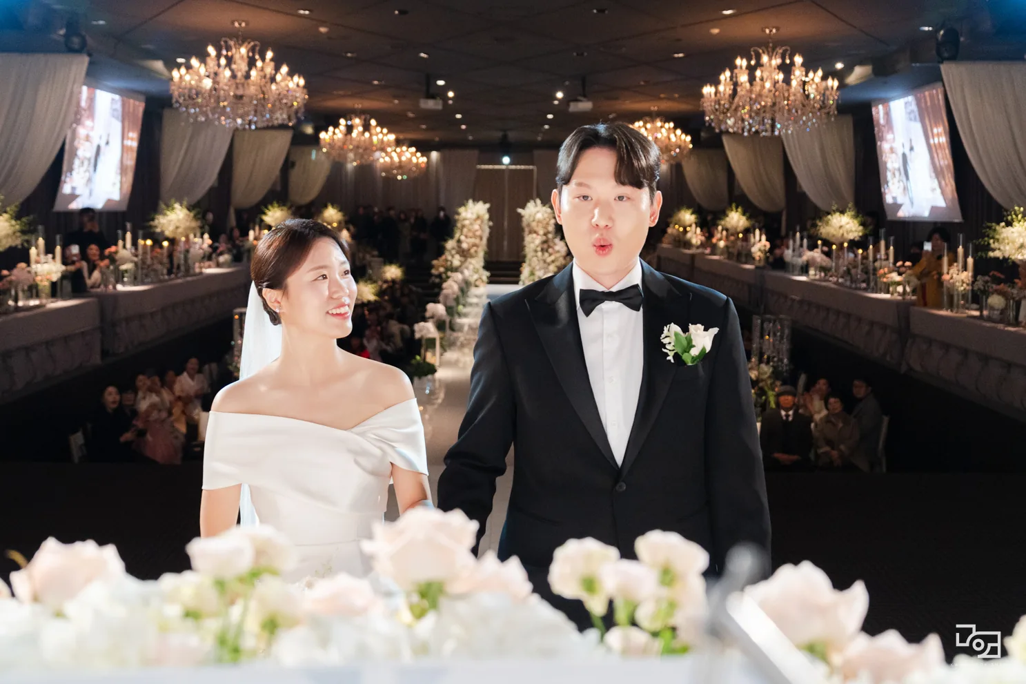 상록아트홀 그랜드볼룸 어두운 그랜드볼룸의 입장 본식스냅 14