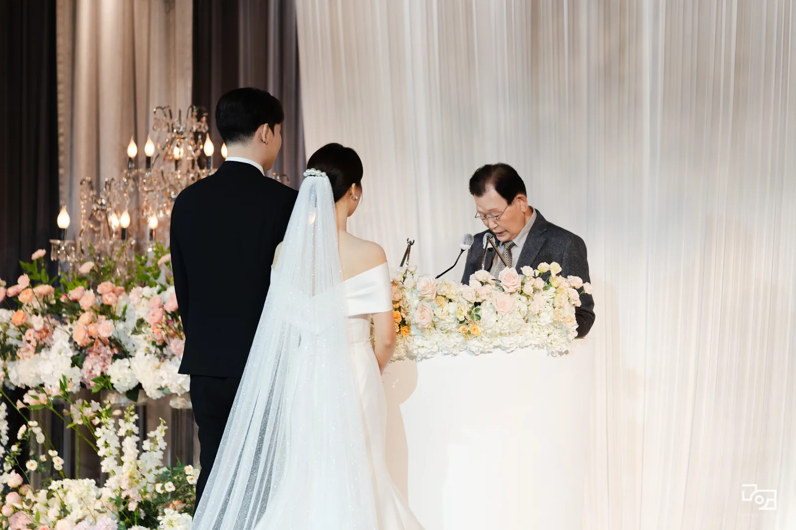 상록아트홀 그랜드볼룸 어두운 그랜드볼룸의 입장 본식스냅 17