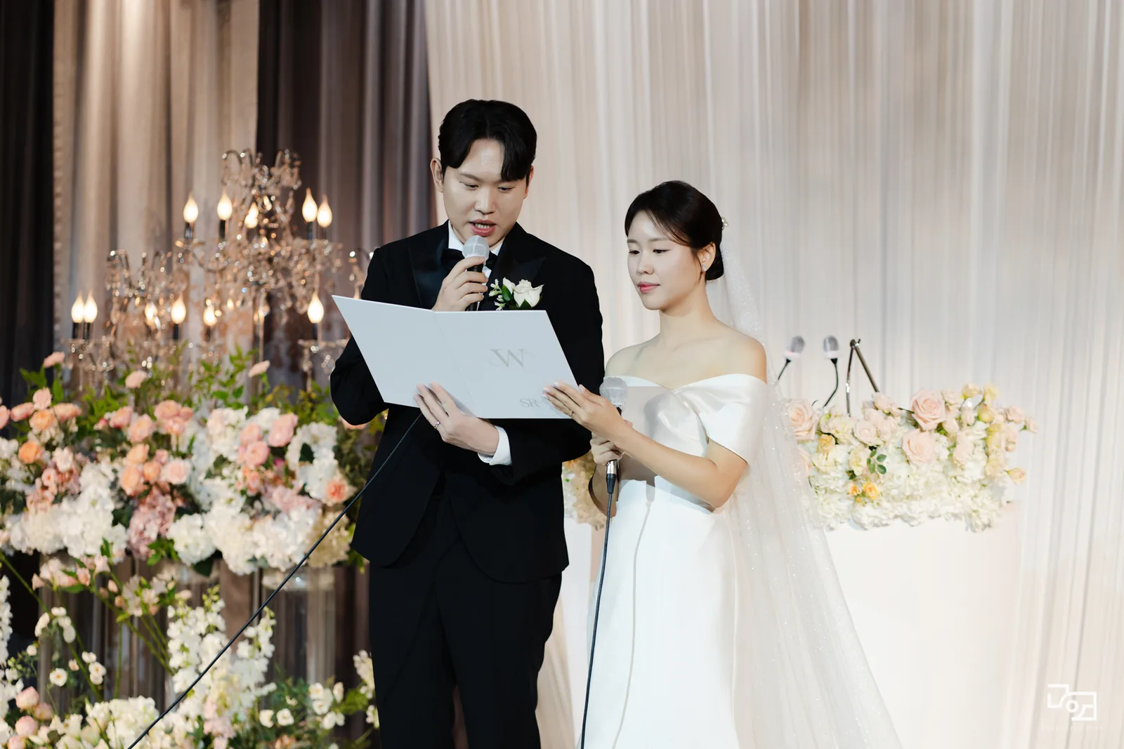 상록아트홀 그랜드볼룸 서약과 행진, 꽃비가 내린 순간 본식스냅 18