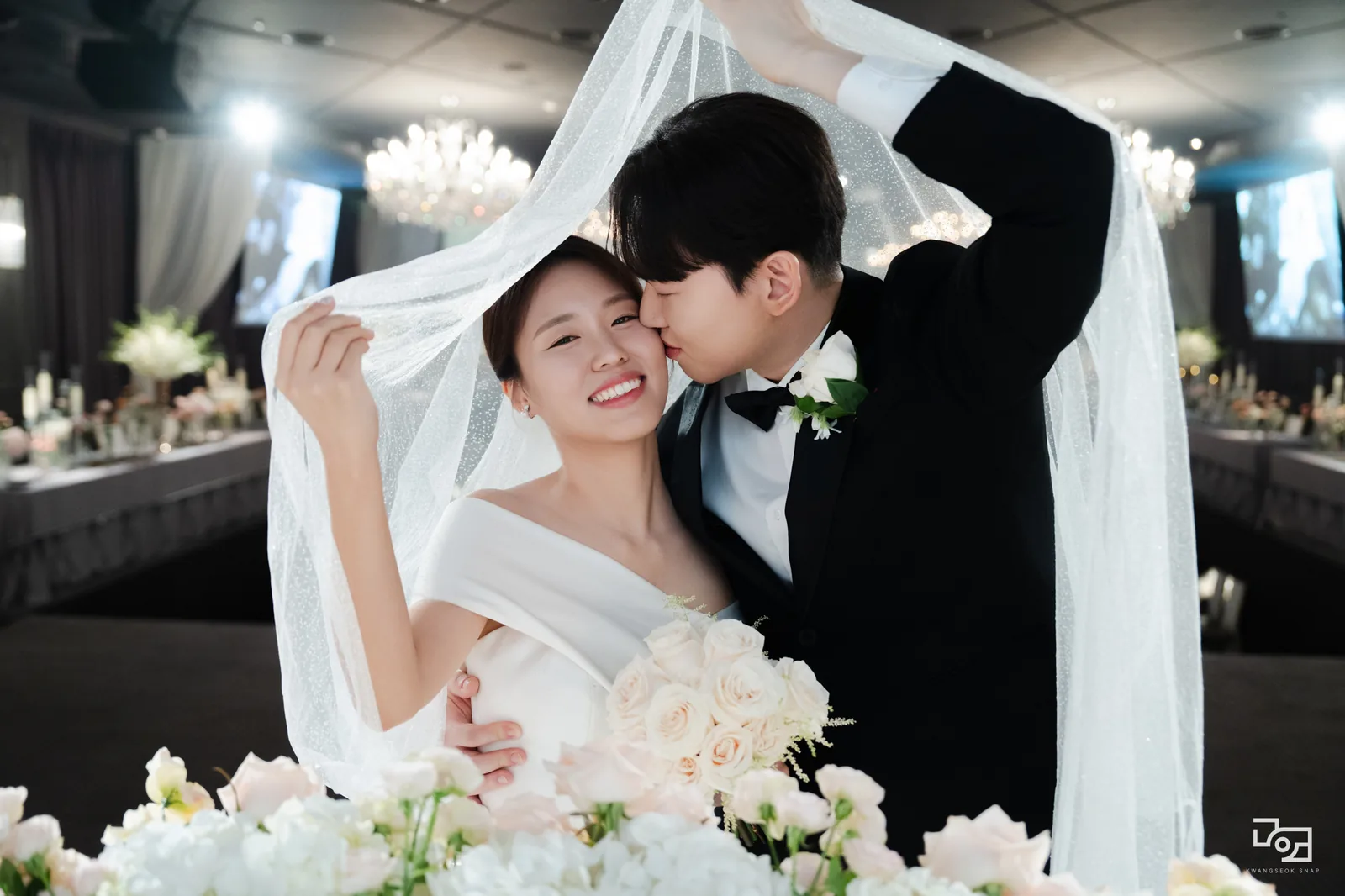 상록아트홀 그랜드볼룸 예식 뒤 두 분만 남은 홀 본식스냅 23