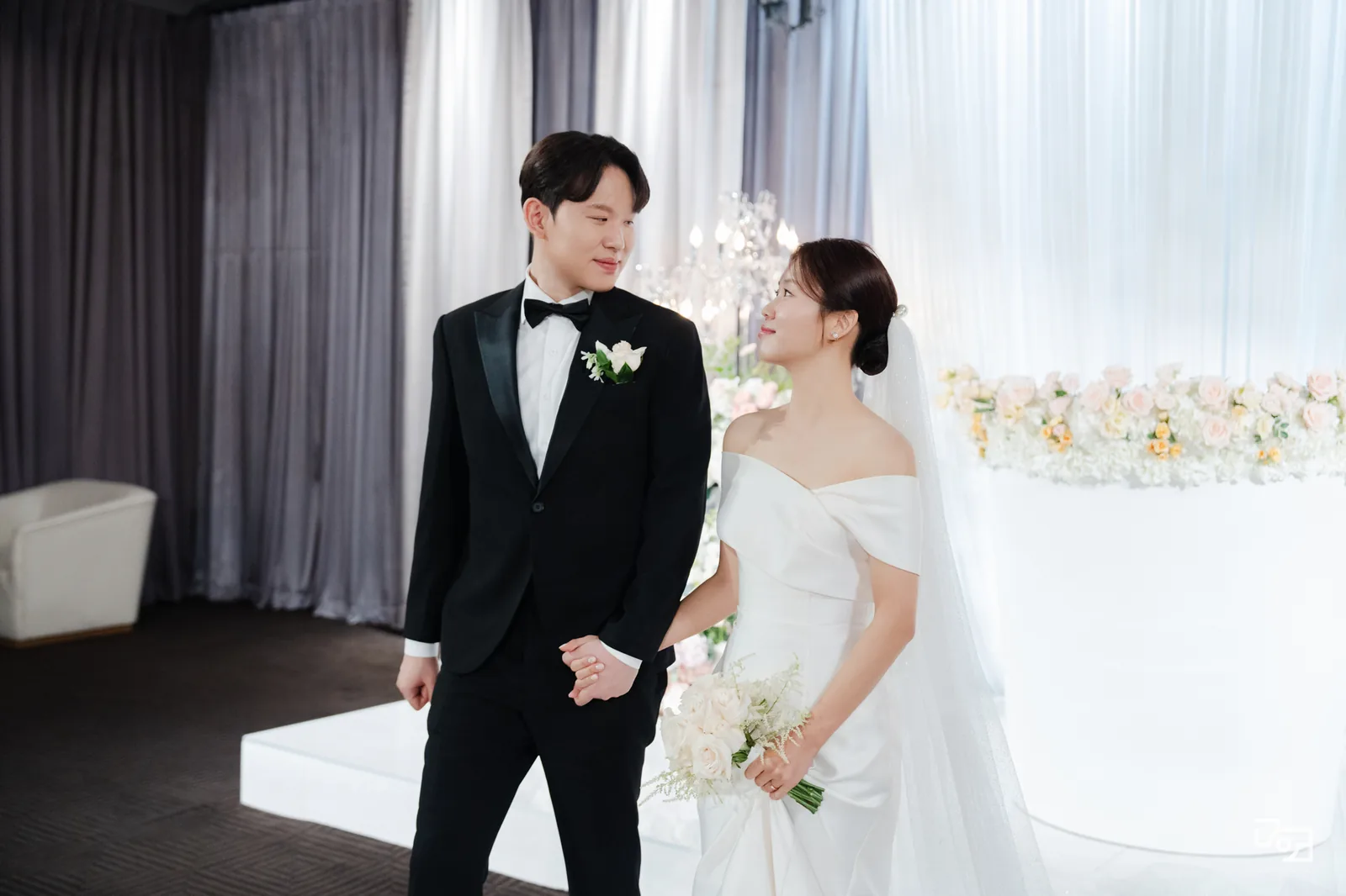 상록아트홀 그랜드볼룸 예식 뒤 두 분만 남은 홀 본식스냅 24